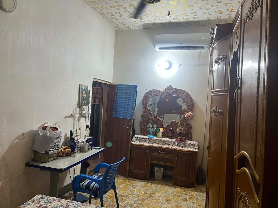 بيت للبيع المعامل بستان سامي خلف مطعم اوراس 150 متر طابق ونص غرفتين   صالة استقبال مطبخ  قريب ع الشارع العام ب50 متر على شارع عريض البيت ركن السعر35 مليون 📞 (   *********** ) متواجد واتساب
