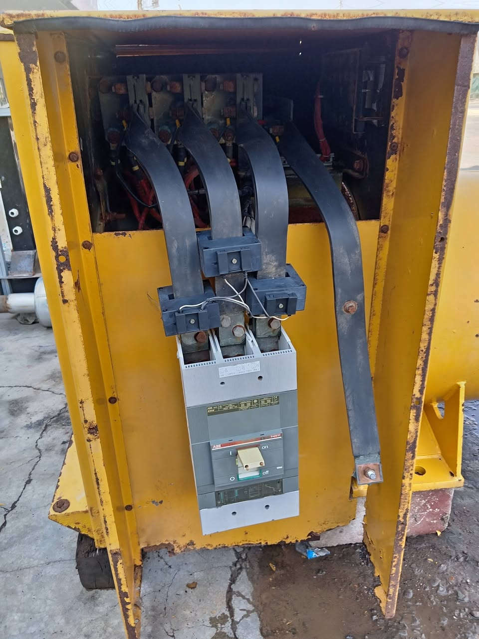 راس توليد للبيع الهاتف ***********
تظهر الصورة لوحة بيانات لمولد كهربائي (Generating Set) من إنتاج شركة SAKR Power Systems اللبنانية.معلومات اللوحة والتفاصيل الرئيسية:الشركة المصنعة: صقر باور سيستمز (SAKR Power Systems S.A.L) - لبنان.القدرة الأساسية (Prime Power): 750 كيلو فولت أمبير (kVA).قدرة الطوارئ (Standby Power): 825 كيلو فولت أمبير (kVA).الجهد (Voltage): 380 فولت.التردد (Frequency): 50 هرتز (Hz).السرعة: 1500 دورة في الدقيقة (RPM).نوع المحرك: Perkins.الوزن (Mass): 4500 كجم.
