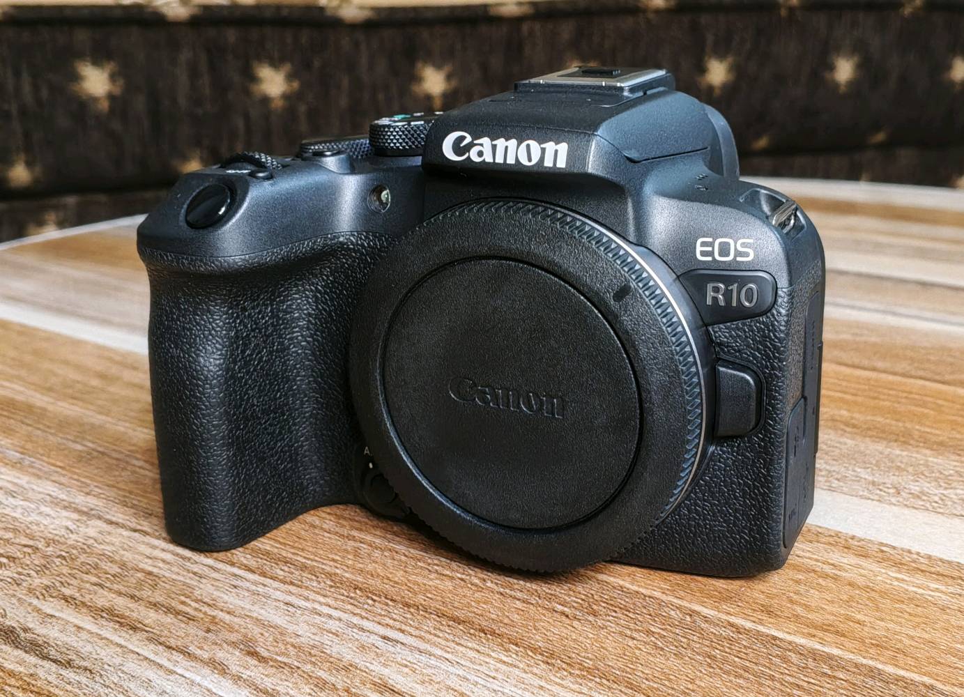 ‏السلام عليكم
‏كاميرا Canon R10 بحالة الزيرو تماماً (استخدام نظيف جدا 100%) بيها ضمان حقيقي مستمر من محل ببغداد ومكفولة بالكامل بدون أي عطل أو خدش
‏التفاصيل:
‏الجسم نظيف وكل الازرار شغالة تفحصها بنفسك
‏عداد الغالق بحدود 9 آلاف فقط 
‏العدسة: الشاملة 18-150mm الأفضل والأغلى من العادية ال45mm
‏
‏الملحقات الكاملة:
‏ العلبة الأصلية + الكتالوجات والأكياس الاصلية + الشاحن والبطارية الأصلية + حقيبة كانون + حزام الرقبة + الكاميرا + العدسة
‏
‏أبرز المواصفات:
‏مستشعر بدقة 24.2 ميغابكسل (APS-C)
‏شاشة قلابة سهلة للتحكم والرؤية
‏سرعة التقاط 15 بالثانية ميكانيكي و23 الكتروني
‏سرعة الفوكس قوية جدا مع تتبع العين
‏تصوير فيديو بجودة 4K بمعدل 60fps، وتصوير بطيء Slow Motion بدقة 1080 بمعدل 120fps.
‏مدى أيزو حتى 32,000 (قابل للتوسعة حتى 51,200).
‏الكاميرا باختصار جديدة جداً  ونظيفة
‏
‏السعر: 1،300,000  قفل
‏المكان: الفلوجة حي الشرطة
‏للتواصل واتساب: ***********