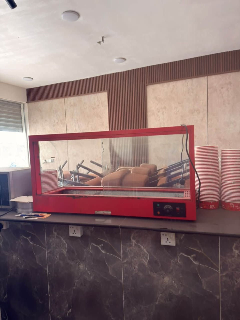 أغراض مطعم للبيع

نص مكتوب في الصور:
- ٧ شباط
- ٢:٢٣ م