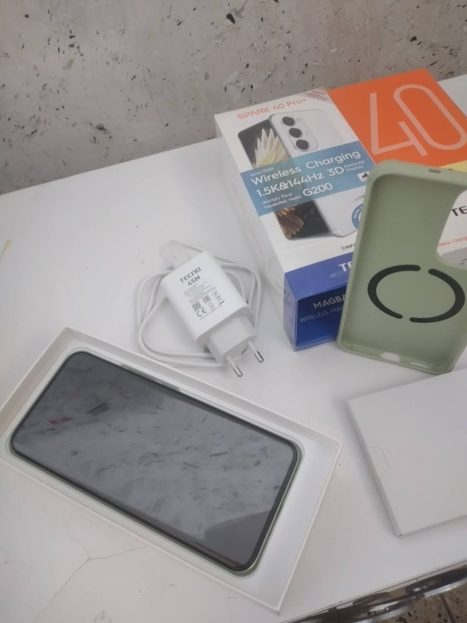 السلام عليكم ورحمة الله متوفر... 

تكنو سبارك 40 برو بلاس 

TECNO SPARK 40 Pro+

ذاكره 256 
الذاكره العشوائيه 12
سعة البطاريه 5200 ملي امبير
الشحن الذكي السلكي السريع  45 W  واط
الشحن اللاسلكي 35 W واط
رام 8 + 8 
معدل تحديث الشاشه 144HZ هرتز 
قياس الكميرا الخلفيه 50 MP ميكابكسل
الكميرا الاماميه 20 MP ميكابكسل
شريحتي سيم كارت 2 SIM
اللون فستقي 💚
النظافه 100/100 

الموبايل انفتح من الكارتونه قبل 4 ايام مشحون 3 مرات فقط... تواصل واتس آب.. 

***********
