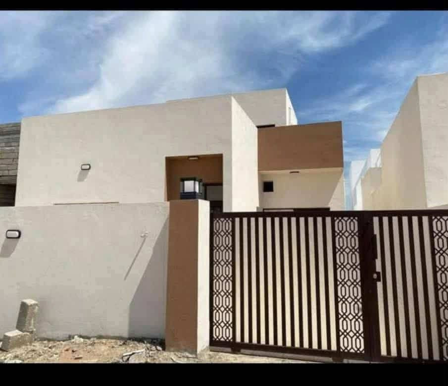 السلام عليكم يوجد دار للبيع في مجمع هيفي تكريت
مساحه الدار (200) متر وشارع12  م بدايه المجمع 

يتكون من (2 غرف نوم +استقبال. مطبخ + صاله + كليدور + كراج ) 
الدار طابق واحد (1) وغرفه مخزن
السعر الكلي  55 مليون ويتكفل صاحب البيت بتسديد باقي مبلغ المتبقي 
فقط لاغيره 
للاستفسار اتصل على الارقام المذكور أو مراسل علا  الخاص أو وتساب
***********
***********
عامر همر الصميدعي
