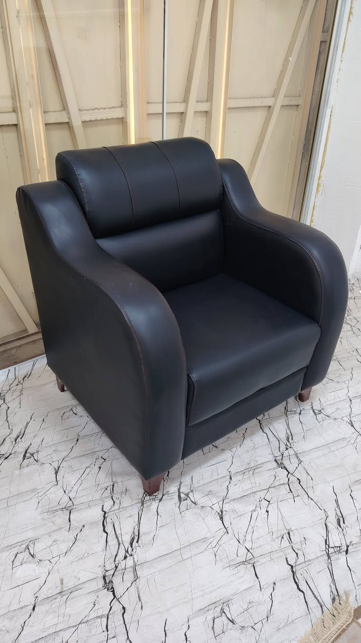 🛋️ تخم مكتبي جلد للبيع 🛋️
يتكون من: 🔹 قنفه ثلاثية
🔹 قنفه ثنائية
🔹 عدد ٢ كرسي
🔹 المجموع ٨ مقاعد
غير مستخدم 

✨ جلد تركي أنيق ومرتب، 

💰 السعر: ٤٥٠ ألف دينار عراقي

للاستفسار /***********
                 ***********
