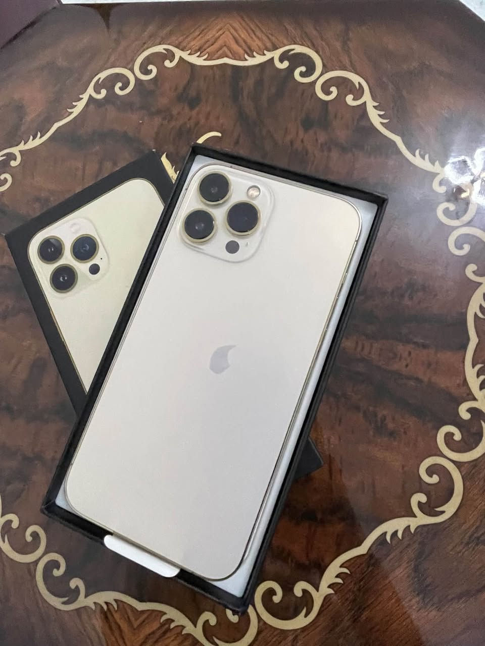 سلام عليكم 13 برو ماكس ذهبي مميز  جهاز جديد نضيف للخير وتر ما مفتوح ولا داخل صيانه مكفول حته من الشخط ذاكره 256 بطاريته 79 شحن طبيعي كلش ونطي بي ضمان بكلشي وعل فحص ملحقاته كارتونته موجوده مكاني طارميه  سعر700 بي مجال بسيط تواصل خاص او عل رقم وبي واتساب ***********  
تحياتي ❤️

نص مكتوب في الصور:
- حول < iPhone < 27.0.1 الاسم إصدار iOS iPhone 13 Pro Max اسم الطراز MLF83LL/A رقم الطراز VYJD9T2XQH الرقم التسلسلي انتهت صلاحية التغطية سجل تاريخ القطع والخدمة الأغاني ٤٧ الفيديوهات ٣٢٦ الصور ١٥ التطبيقات ٢٥٦ غ.ب. السعة