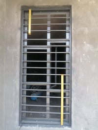 عمل صبغ وتنضيف شبابيك   للستفسار هاذ رقمي 07713169979   وتساب