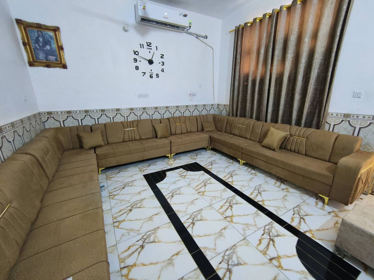 السلام عليكم بيت للبيع المساحه ١٥٠ متر مربع الواجهه ۱۰م و نزال ١٥م يحتوي الطابق الاول
على غرف نوم عدد ۲ واستقبال وصاله ومطبخ + صحيات الطابق الثاني يحتوي على غرف نوم ۲ وحمام فقط الاستفسار على رقم  ***********
مكان البيت حي الكوفه خلف معارض السيارات بيت زراعي مشمول بل تطويب
