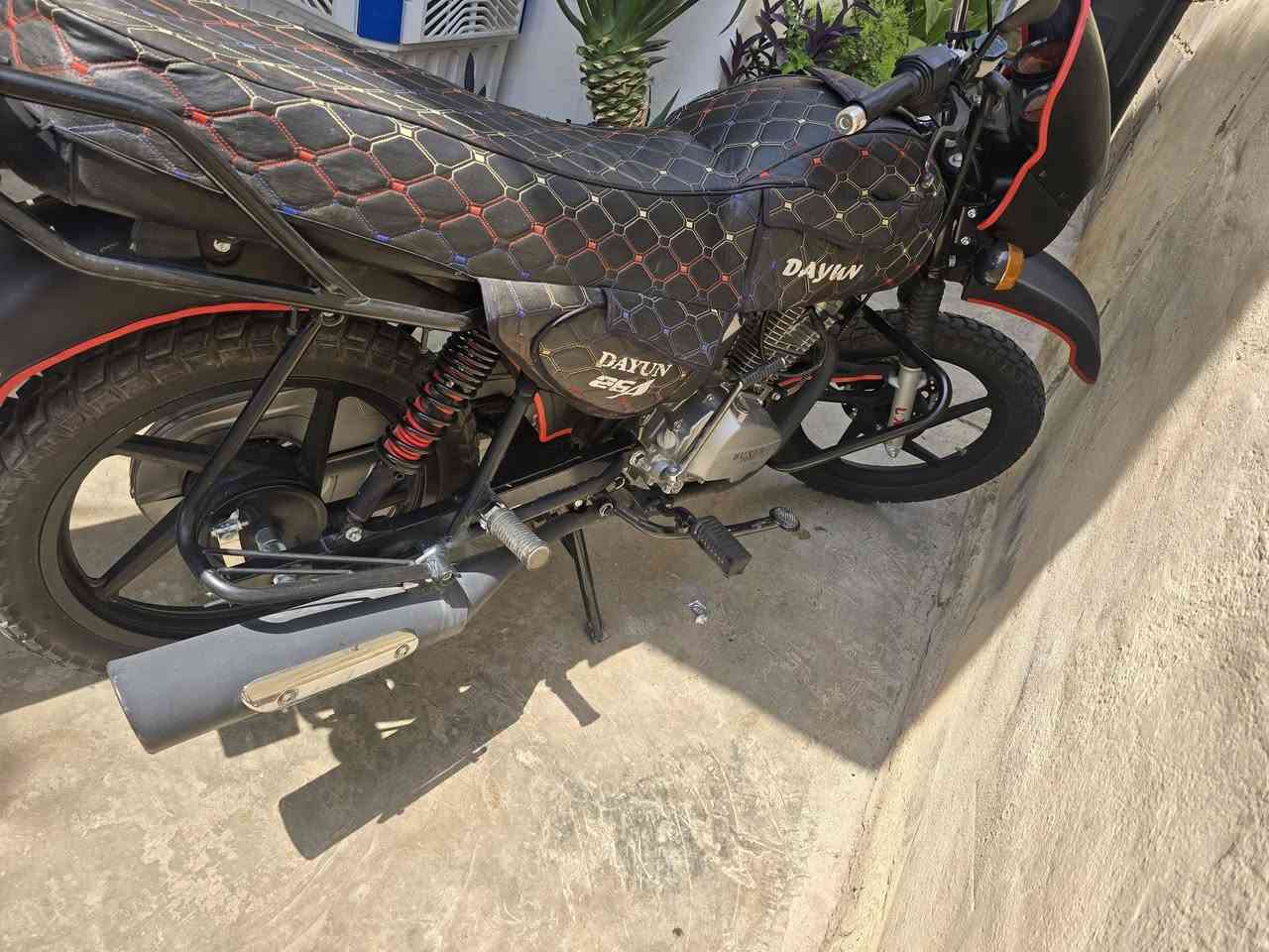 سلام عليكم 
دراجه بوكسر 
موديل 26
اوراق كامل 
صارله شهرين مستعمل 
دراجه حلوى ونضيفه 
السعر ١٣٥٠وبي مجال 
الرقم ***********
عنوان ناحيه تازه
