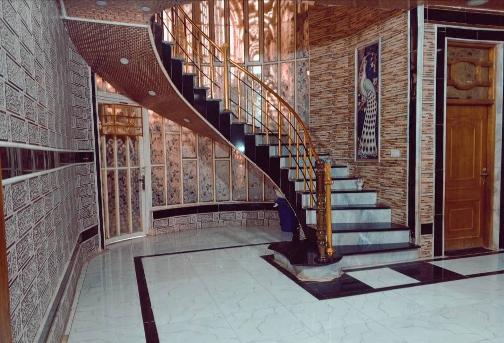 السلام عليكم البيت للبيع طابقيـن كامل البيت مشتغلي طاابقين مغربي وحجر مسـاحـه 200 ركن وعلى ساحه مكانه حي الصحفيين مقابيل مستشفى اللبناني الاتصال او الاستفسار ***********
