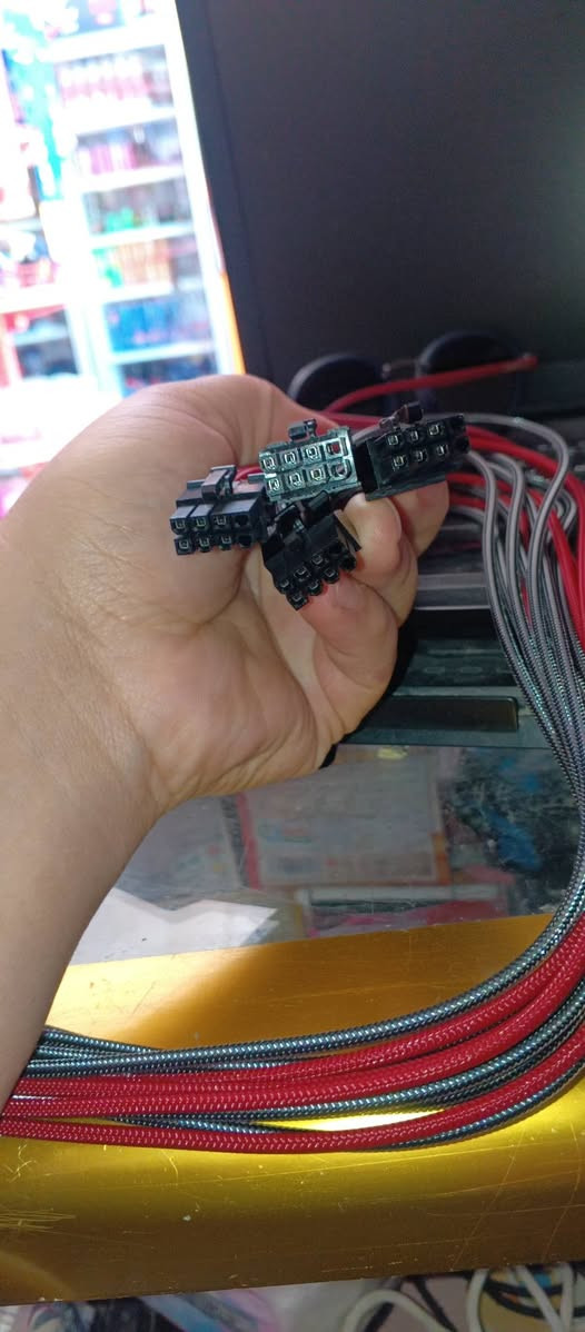 للبيع كابل كيبل مود (CableMod) الأصلي الاحترافي الخاص بتغذية كروت الشاشة الحديثة، نظيف جداً وبحالة ممتازة!
​✨ المواصفات والتفاصيل:
​النوع: CableMod 12V-2x6 / 12VHPWR (16-Pin / 12+4) بزاوية 90 درجة (تسليك مرتب وأمان عالي لمنع الانحناء والحرارة).
​التوصيل: تحويل من 16-Pin إلى 4x 8-Pin PCIe.
​الشكل: كابل مفصل قماش (Sleeved) باللونين الأحمر والرمادي الجذاب لترتيب الكيس والـ Cable Management.
​الحالة: نظيف جداً وتعمل كامل المنظومة بكفاءة ممتازة.
​💰 السعر: 20,000 دينار عراقي فقط (سعر الجديد منه يتجاوز الـ 50 ألف دينار).

 يتوفر توصيل ***********
