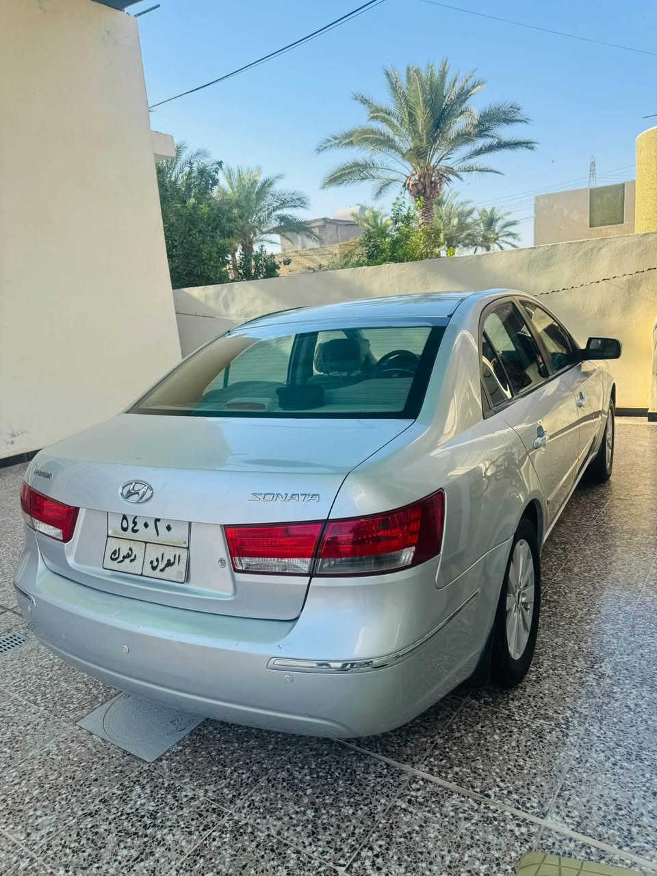 سوناتا خليجي موديل ٢٠١٠
رقم دهوك تحويل مباشر 
لون سلفر 
حجم المكينه ٢٠٠٠ 
تخم تاير جديد 
تبريد ثلج
كامره خلفيه 
شاشه 
مابيها قطرة صبغ والسونار مرفق مع المنشور 
مكان السياره بغداد 
السعر ١٠٥ وبيها مجال 
رقم الهاتف ***********
