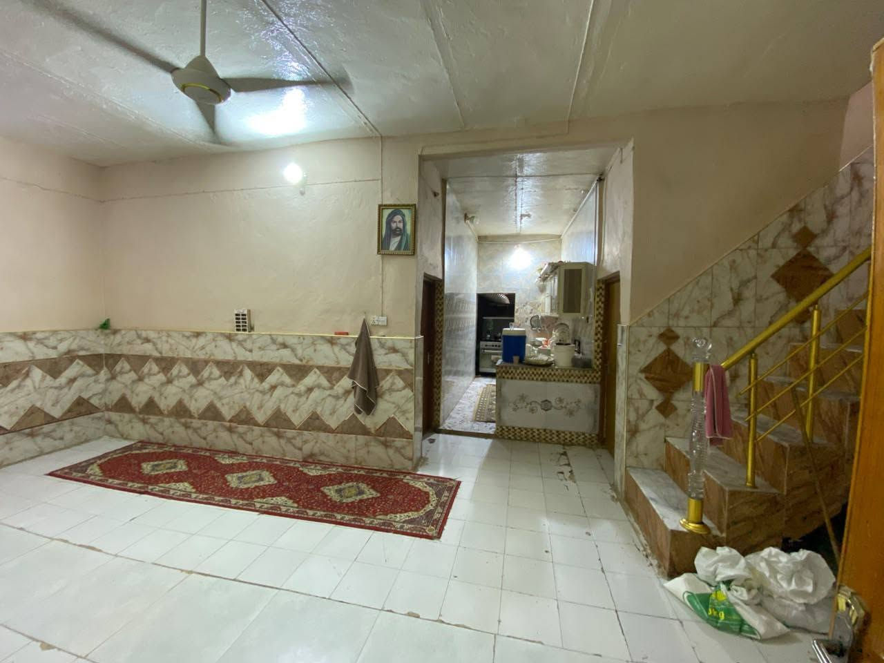 ياالله
سلام عليكم 
البيت البيع طابو صرف
مساحه ((200)) متر بناء عكاده
طابق ونص 
يحتوي على استقبال وصاله عدد ٢
مطبخ غرفتين نوم صحيات داخليه 
صحيات خارجية
طابق ثاني غرفتين نوم وصاله كبيره 
وصحسات كامله الماجديه سيد عاشور 
استفسار اتصل برقم 
((***********)) ((***********)) اخوكم إبو عراق....

