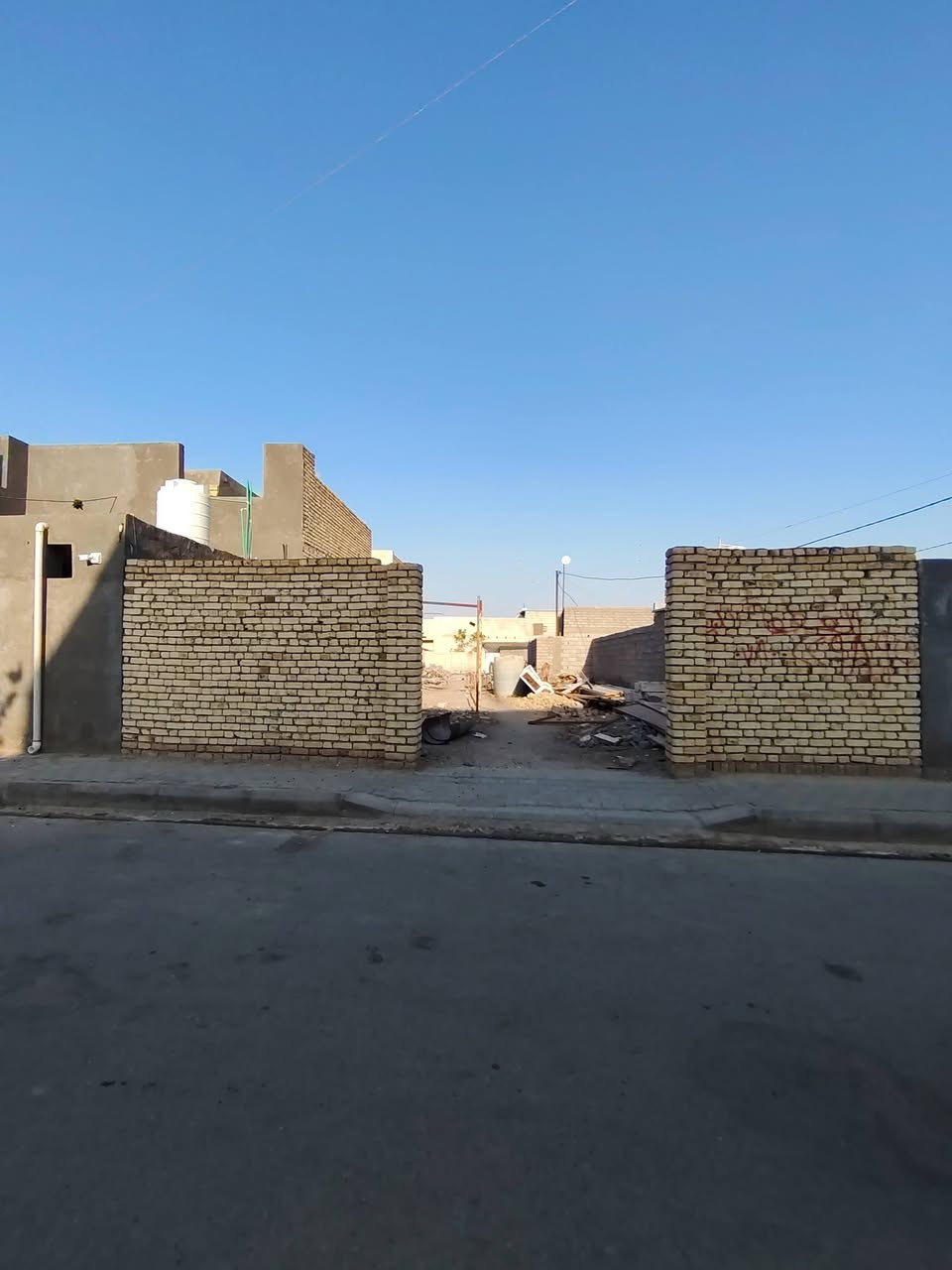 سلام عليكم قطعه للبيع مكان حي زهراء مسجله بل بلديه واصلها كافه خدمات بسعر مناسب للاستفسار ***********
