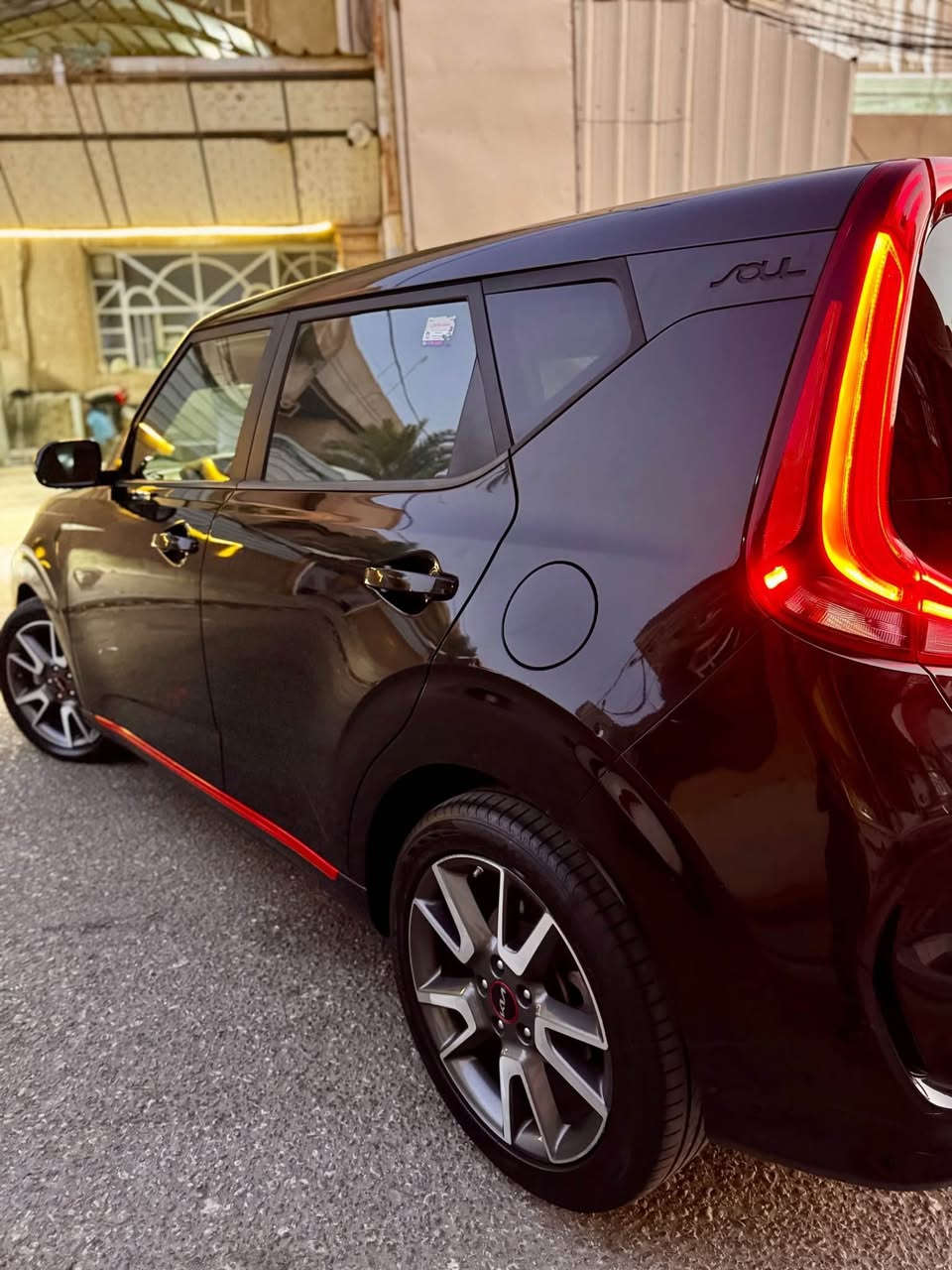 السلام عليكم كيا صول فول 1/1 1600 turbo فئة GT LINE ￼للبيع مديل 22 سيارة جاهزة وكاملة مكملة على اخر حباية رقم اربيل الجديد تريد وكالة تريد مداور حادثها موضح بالصوره حنج الجاملغ فقط بدون دواخل وبدون اي شي تخم تاير باتري جديد حدادية جديدة دهن جديد 
المواصفات
بصمة ابواب 
تشغيل عن بعد
داتا شو
كشنات تدفئة 
هيتر ستيرن
فتحه سقف
رادار خلفي
رادار امامي
كروز سرعة
ثلاث انظمة قيادة
شاشة جبيرة
وبعد كثير مواصفات والبانزين محسن والدهن فلبس
للاستفسار *********** 
مكان النجف حي الامير النجف, العراق
