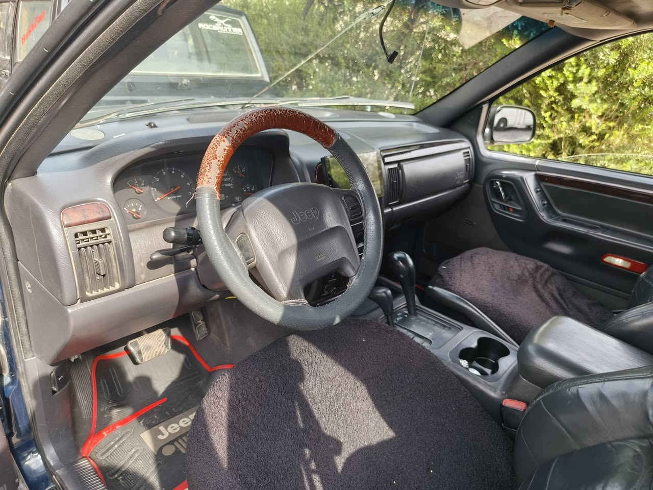 jeep GRAND CHEROKEE LIMITED2000 V8 4.7
جيب شروكي  موديل ٢٠٠٠ سيارة ٨ سلندر 
ثلاث قتع سبوغ 
تبريد كيرو محرك شرت لاسرف سيارة نضيف 
رقم سليماني  باتري جديد  كارةبايي كلة شرت شغال 
مكان سيارة بل كركوك   سعر ٥٨ معاملة 
رقم  ***********
