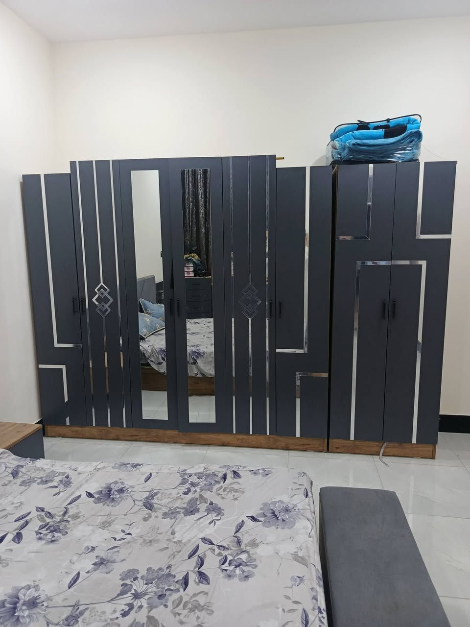 سلام عليكم للبيع غرفه تركيه نوعيه زينه مستخدمه أقل من شهر بعده نضيفه بعده بجيس 8قطع كنتور جبير غرفه حيل حلوه سعره 650 وبيه مجال رقم الهاتف ***********

