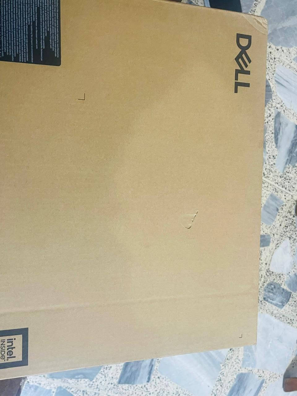 سلام عليكم مكلف بالنشر 

​💻 المواصفات العامة (General Specifications)
​اسم الجهاز والطراز: Dell 15 DC15250
​المعالج: Intel® Core™ i5-1334U (الجيل 13 - 10 أنوية / 12 خيط معالجة / تردد يصل إلى 4.60GHz)
​الذاكرة العشوائية (RAM): 8GB DDR4 (تردد 2666MHz / 3200MHz)
​سعة التخزين: 512GB M.2 PCIe NVMe SSD
​معالج الرسم (كارت الشاشة): مدمج Intel® Iris® Xe Graphics / UHD Graphics
​نظام التشغيل: Ubuntu Linux (قابل للتحويل إلى Windows 11)
​الوزن: حوالي 1.62 كجم (خفيف وسهل التنقل)
​🖥️ مميزات الشاشة (Display Features)
​الحجم: 15.6 بوصة
​الدقة: Full HD (1920 \times 1080)
​معدل التحديث: 120Hz (يوفر سلاسة فائقة أثناء التصفح والعمل)
​طلاء الشاشة: مضاد للانعكاس (Anti-Glare) لراحة العين تحت الإضاءة القوية
​التقنيات المرافقة: تقنية Dell ComfortView للحد من الضوء الأزرق الضار
​🔌 المنافذ والتوصيل (Ports & Connectivity)
​منفذ USB Type-C: USB 3.2 Gen 1 (لنقل البيانات السريع)
​منفذ USB Type-A: USB 3.2 Gen 1 (للتوصيل عالي السرعة)
​منفذ USB Type-A: USB 2.0 (للملحقات مثل الماوس أو الكيبورد)
​منفذ HDMI: HDMI 1.4 (لتوصيل اللابتوب بشاشة خارجية أو تلفاز)
​منفذ الصوت: 3.5mm Combo Headset Jack (للسماعات والميكروفون)
​الاتصال اللاسلكي: Wi-Fi + Bluetooth
​🛠️ السلوتات وإمكانية الترقية (Slots & Upgrades)
​سلوتات الـ RAM: يحتوي على منفذين (2 SODIMM Slots)، مما يسمح بإضافة شريحة رام أخرى (مثلاً إضافة 8GB لتصبح 16GB لتفعيل Dual Channel وزيادة كفاءة الجهاز).
​سلوت التخزين: منفذ M.2 NVMe SSD (يمكن استبدال وحدة التخزين الحالية بسعة أكبر مثل 1TB أو 2TB مستقبلاً).
​منفذ بطاقة الذاكرة: قارئ كروت SD (Full-size SD 3.0 Card Reader).

السعر 750 الف 
الاتصال *********** 
لابتوب جديد وباكيت ما مفتوح
صاحب لابتوب متواجد في الغزالية

