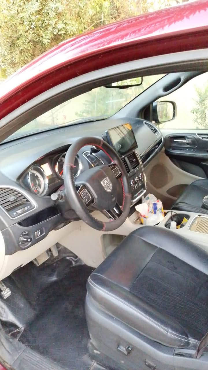السلام عليكم شباب عندي دوج كرفان sxt 2018 السيارة بدون ايرباك حادثها دعامية امامية والجاملغ مفتوح 
وبيها صبغ دعامية وجاملغ فقط وبيها تعديل بارد بسيط بالبنيد مال حادثها 
السيارة كير مكينة تبريد خير من الله وتبريدها ثلج وحماوة ثابتة السيارة بيها سونار  السيارة ابواب كهرباء وكشن سائق كهرباء والسيارة رقم وهزة جديدة ومكانها بغداد الدورة ورايدها ب 160 وللاستفسار اكثر الاتصال على ***********
