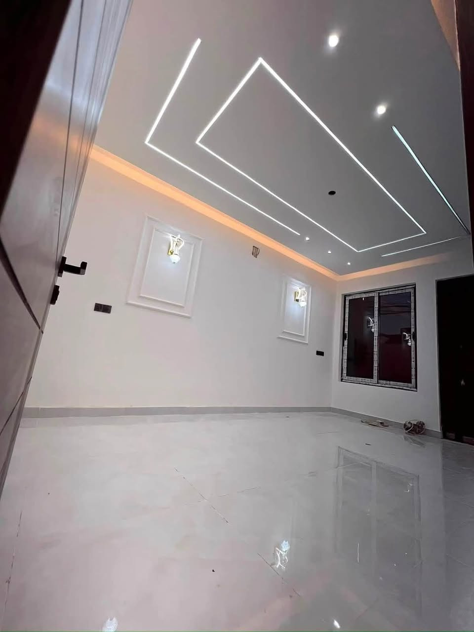 دار للبيع  طراز ملكي100 متر 🏠 السعر 250
حي الجهاد مربع الامانه  🔑 

  شغل فول درجه اولى

📍مقابيل البيت سياج مدرسه عله طول الشارع 

         🫵🫵مواصفات الدار 👇👇

ارضيه بورسلين 80 في80 نانو بولش 

ديكورات صقوف صاله ومطبخ وغرفه نوم 🛌 

نضام درج بيانو 🎹 أناره 

محجر الدرج زجاج مسكرت 10 ملم 

باب قاصه بلازمه 

نضام حاكيه شاشه صوره وصوت 

جداران مطبخ وحمامات بورسلين هندي تصفير 

مدخلين ثلاث نوم 🛌 

اثنين حمام 🛁 صاله مطبخ
واتساب فقط ***********
