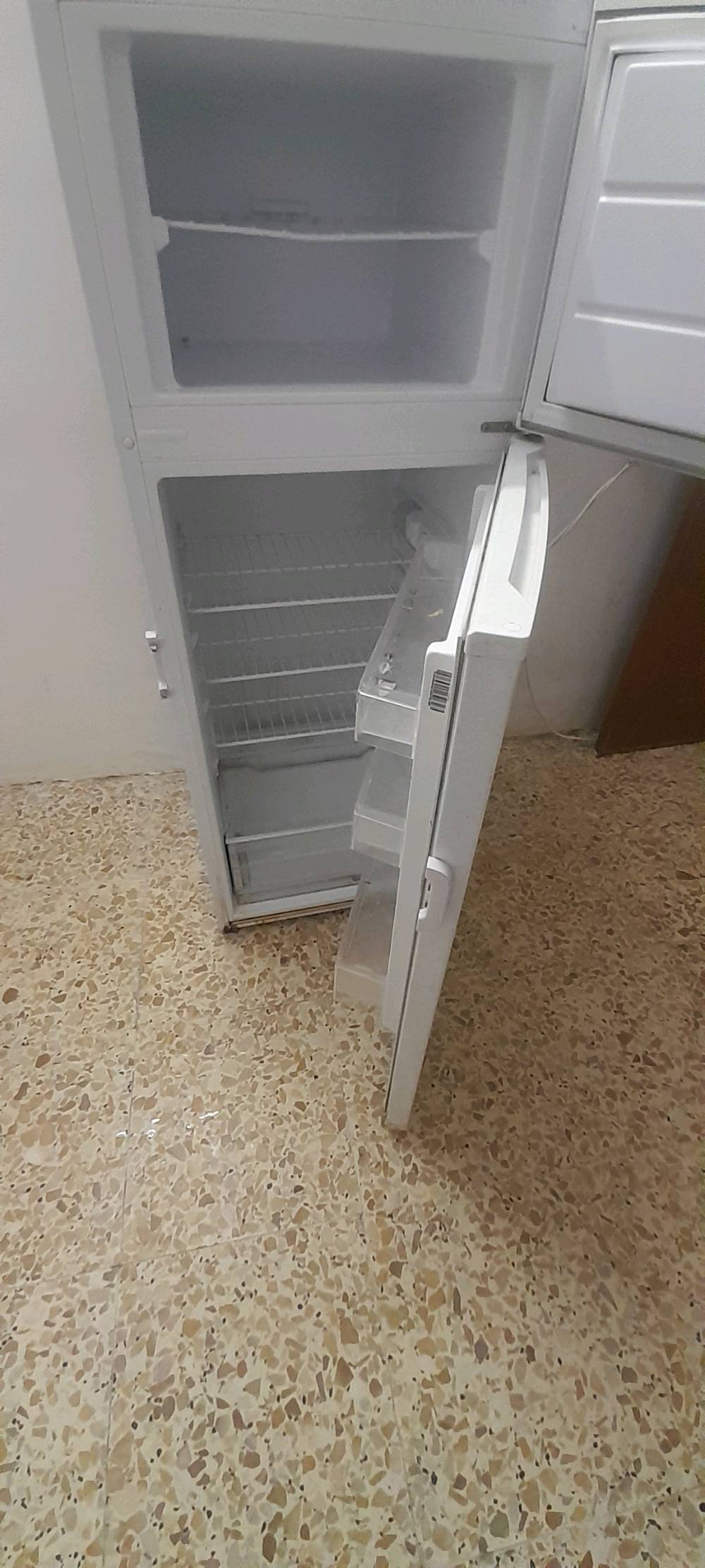 عندي ثلاجة اخت  الجديدة استعمل قليل للبيع للتواصل ***********