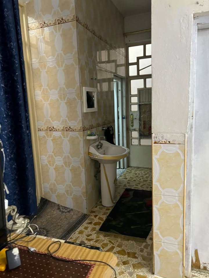 🛑السلام عليكم بيت للبيع والسعر كلش مناسب وحلو بلاش والله المكان بهرز حي القادسية مو حي الشرطة لا حي القادسية ومن جهة الصب مو التبليط الفرع مال اسواق صباح الدليمي الداخل مالته يخبل كاشي وسيراميك طابق واحد وبسهولة تكدر تبني فوكا طابق ثاني مساحة البيت ١٥٠ متر للأستفسارار ***********
