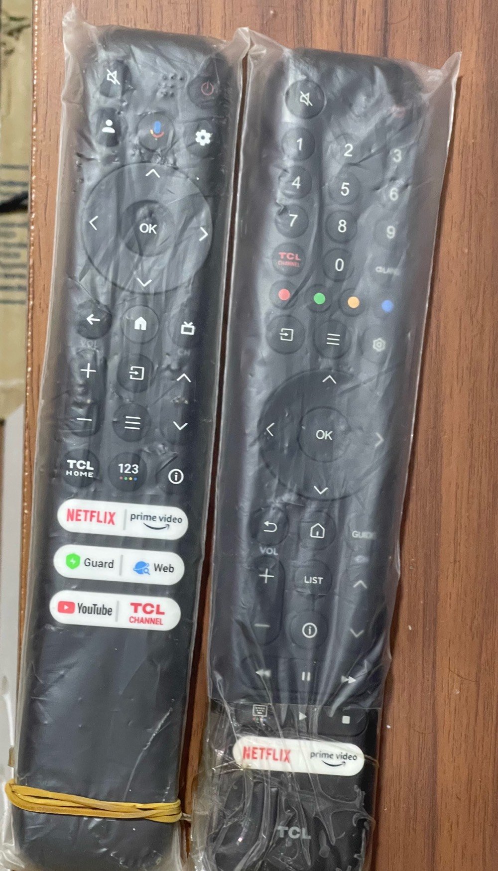 📺 للبيع شاشة TCL 55P755 — قياس 55 بوصة

شاشة TCL بمواصفات قوية، مناسبة جداً للأفلام والمسلسلات، اليوتيوب، التطبيقات والألعاب 🎮🔥

🖥️ مواصفات الشاشة:

• الموديل: TCL 55P755
• الحجم: 55 بوصة
• الدقة: 4K UHD — 3840 × 2160
• نوع الشاشة: LCD / DLED
• معدل التحديث الأصلي: 60Hz
• DLG / Game Accelerator: حتى 120Hz 🎮
• MEMC: 60Hz
• VRR: دعم معدل التحديث المتغير للألعاب
• ALLM: مدعوم
• Game Master: مدعوم
• Dolby Vision: مدعوم 🎬
• Dolby Vision Gaming: مدعوم 🎮
• HDR10+ / HDR10 / HLG: مدعومة
• Wide Color Gamut: ألوان واسعة
• DCI-P3: حتى 93%
• السطوع: 350 nits تقريباً
• نسبة التباين: 5000:1
• المعالج: AiPQ Processor
• UHD Upscaling: مدعوم

🎮 للألعاب:

• Game Master
• DLG حتى 120Hz
• VRR
• ALLM
• Dolby Vision Gaming
• HDMI 2.1

🔊 الصوت:

• قدرة الصوت: 20W — 10W × 2
• Dolby Atmos: مدعوم
• DTS Virtual:X: مدعوم
• eARC / ARC: مدعوم

📱 النظام والميزات الذكية:

• النظام: Google TV
• Google Assistant: مدعوم
• Hands-Free Voice Control: تحكم صوتي
• Chromecast Built-in: مدعوم
• Miracast: مدعوم
• Wi-Fi 5
• Bluetooth 5.0
• PVR / Timeshift
• EPG

🔌 المنافذ والاتصالات:

• HDMI
• HDMI 2.1
• eARC / ARC
• USB
• Ethernet / LAN
• Optical Digital Audio
• AV
• RF / Antenna

📐 الأبعاد:

• بدون قاعدة: تقريباً 122.4 × 70.8 × 6.95 سم
• VESA: 300 × 300 mm
• الوزن بدون قاعدة: تقريباً 10.5 كغم

✨ TCL 55P755 — 55 بوصة / 4K / Google TV / Dolby Vision / Gaming 120Hz DLG

📌 شاشة مناسبة للبيت والأفلام والألعاب، وبمواصفات قوية ضمن فئتها.+++ الشاشه جديده شتريتها وحتى ماستخدمتها ابد ودوم مغلفها ومامشغلها 
راسلوني ع نفس التطبيق لحد يراسلني ع الواتساب ماعندي +راسلني ع التطبيق واني ارد عليك وتدلل
