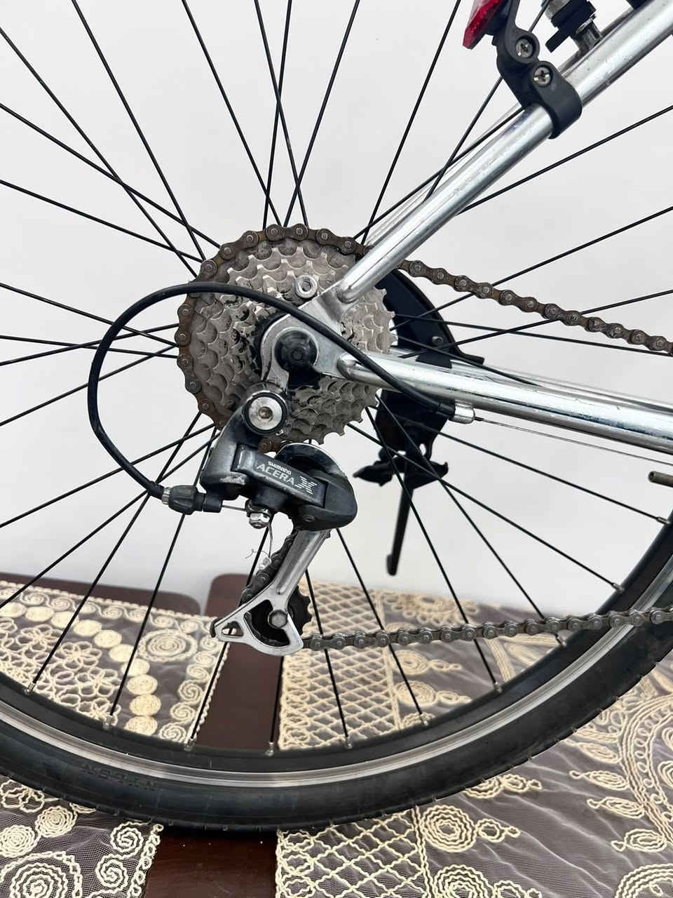 للبيع دراجة هوائية بيجو (Peugeot).  
​الموديل: كولين (Colline).  
​نوع الدراجة: دراجة هجين / جبلية للمدينة (Hybrid / City Trekking Bike).  
​حجم العجلات (التاير): قياس 28 إينش (700c).  
​حجم الهيكل (الفريم): 26 قياس متوسط/كبير (M/L - تقريباً 18 إلى 20 إينش/48-52 سم) من الألمنيوم المصقول الخفيف.  
​ناقل الحركة (الجير):
​ناقل خلفي: Shimano Acera.  
​محول السرعات (الشيفتر): Shimano RevoShift (قبضات تدوير باليد).  
​عدد السرعات: 21 سرعة (3 تروس أماما x 7 تروس خلفاً). قطعة كلش نظيفة وقوية بالاستخدام السعر 120وبي مجال بسيط مكاني بغداد تلفون ***********
