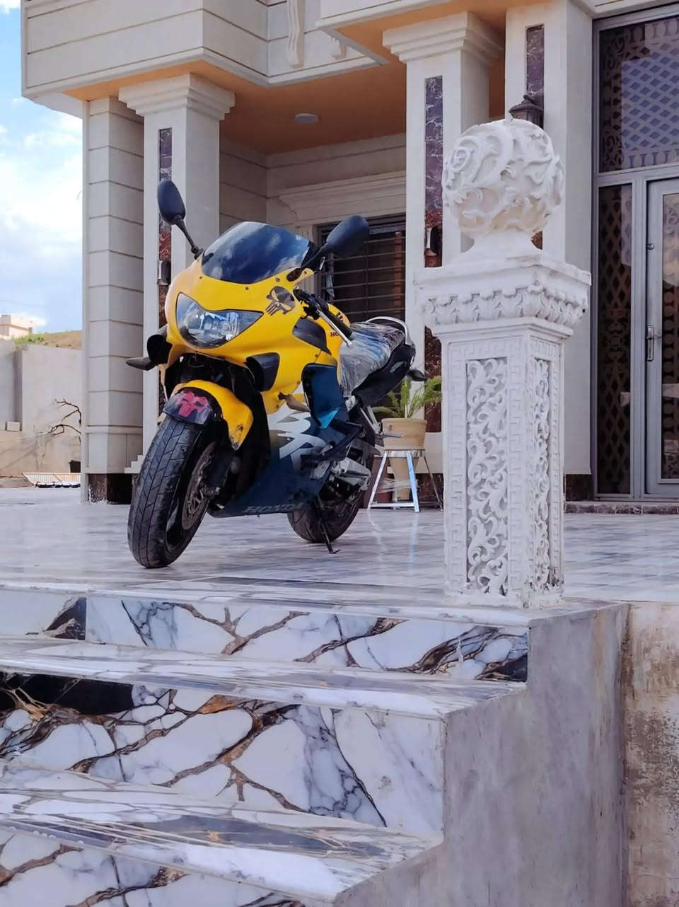 بطحه ب 23 ورقه بيها مجال التكريت/***********

نص مكتوب في الصور:
- حبي المستحيل