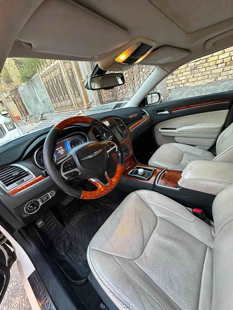 كرايسلر اوباما خليجي 2015  هيمي 5700. V8
كرايسلر اوباما c300 خليجي 2015 اصل بدون حادث 

مكينه 5700. هيمي V8 

مواصفات 
موديل 2015 اصل 
ماشيه 202 الف كم ( 125 الف ميل ) 

فتحة سقف بنوراما 
شاشه كبيره 
حساسات اماميه وخلفيه 
كامره خلفيه دوارة 
تشغيل عن بعد 

مقاعد كهربائيه 
تدفئه مقاعد 

تحكم ستيرن 
محدد سرعة

ويل 18 
حداديه جديده 
السياره مغلفة PPF 
بيهة بارد كد شبر بالباب الخلفي جهة السكن وبعض الملاحظات البسيطه 

مكان السياره بصره 

*********** 

السعر 190 وبيه مجال

