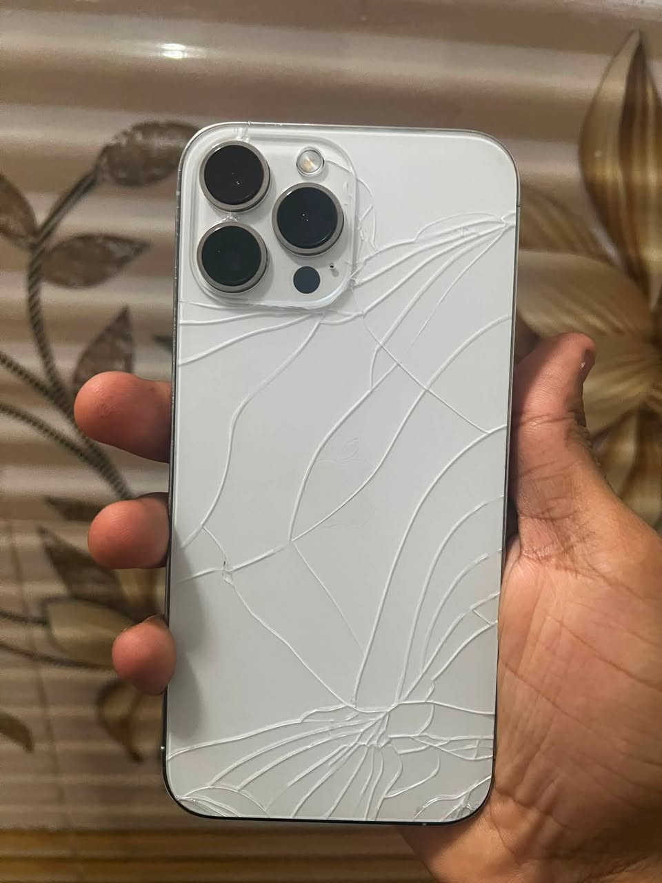 ايفون ١٣ برو ماكس
مبدل شاشه وبطاريه 
ذاكره 256
بطاريه 100 متصرف ابد
اتصال نت تصوير فيس ايدي كلشي شغال
مكاني بغداد حي اور *********** 390 وبي مجال
