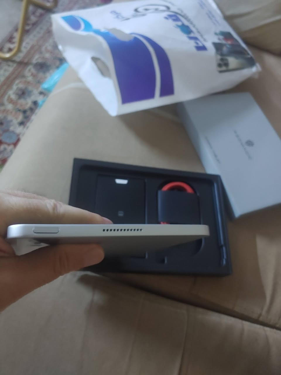 ريد ماجيك استرا نسخةعالميه ذاكره 512 نظافه 100 على 100 وياه كارتونته وكيبله الاصلي وشاحنه مال ريد ماجيك وكفرين. 
السعر 950 الف قفل. فقط الي يناسبه السعر وما يعامل يتصل على
***********
يوجل توصيل الى كل العراق
