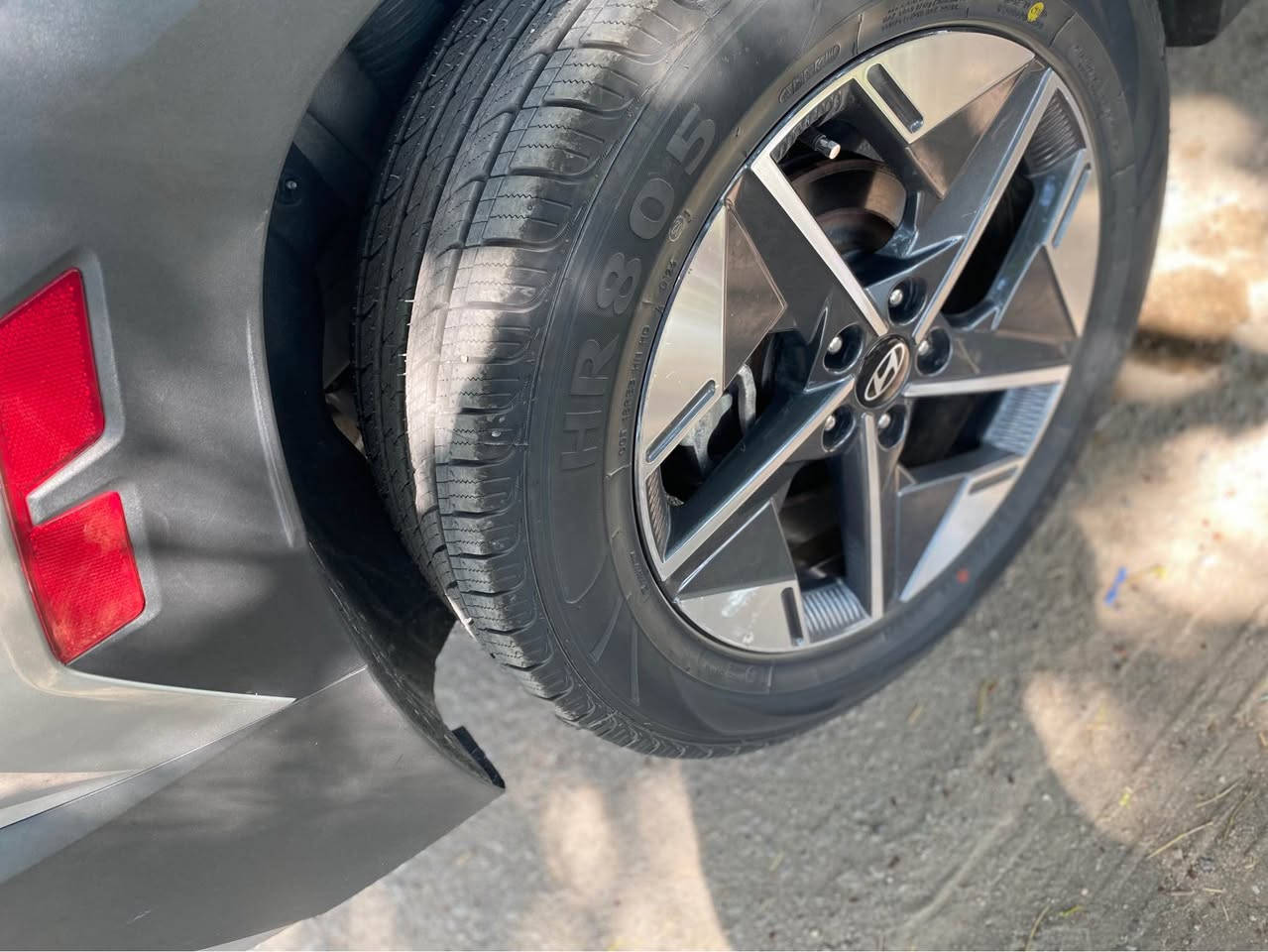 توسان فئة SEL  موديل  Hyundai Tucson 2025 
وارد أمريكي بدون ارباك بدون صبغ بدون تبديل  
بدون رقم
المواصفات
المحرك

* 2.5 لتر 4 سلندر
* 187 حصان
* قير أوتوماتيك   

التجهيزات الخارجية

* الويل  18 إنج مع تخم تاير جديد
* ليتات LED كاملة
* مرايا كهربائية مدفأة
* فتح باب بالبصمة
* باب خلفي كهربائي Smart Liftgate

الداخلية

* شاشة 12.3 إنج
* شاحن لاسلكي
* تشغيل بصمة
* مقعد السائق كهربائي 
* تكييف أوتوماتيك مزدوج
* USB-C خلفي للأهل أو الأطفال  

أنظمة الأمان

* رادار أمامي
* مثبت سرعة ذكي
* تنبيه النقطة العمياء
* المحافظة على المسار
* فرملة طوارئ
* كاميرا خلفية
* تحذير حركة خلفية  
* *********** المحاويل, بابل
