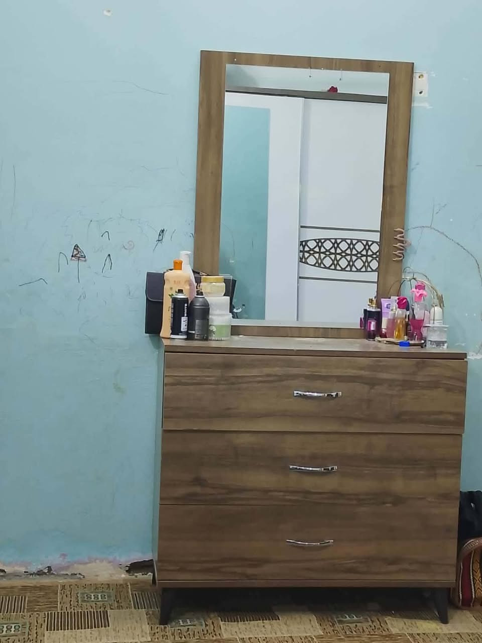 مكلف بنشر غرفه نوم تركيه مابيه أي ضرر للبيع عنوان ديوانيه سعر 275وبيه مجال قليل لاي استفسار***********بي وتساب
