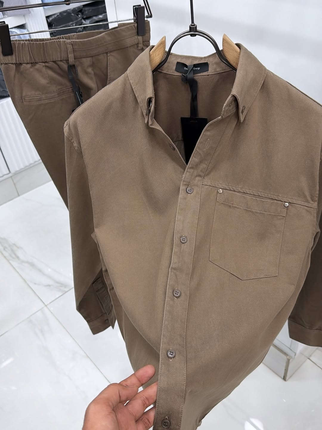⁨	علق بـ تم لمعرفة السعر 🤎👋🏼
سوت صيفي بــ 3 الوان 
القياسات m L xl xxl 3xl
طول البنطرون من ١٠٠⁩⁩

نص مكتوب في الصور:
- هوة هذا الصح