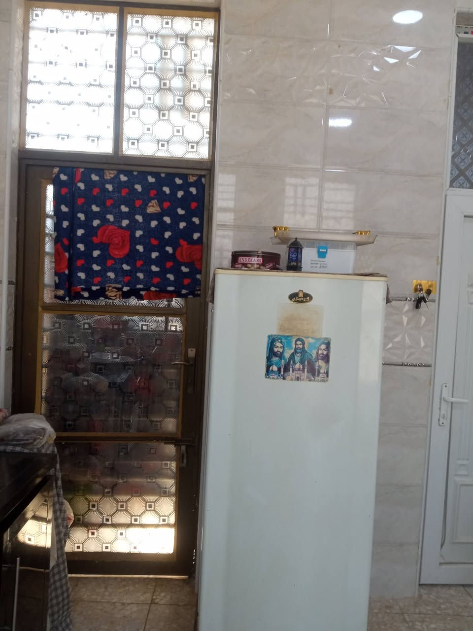 السلام عليكم بيت للبيع في حي الصدرين فرع المولده قرب الساده البوخطه 120متر الواجهه 7ونص والنزال 16متر نقصه فرشي ولبخ الواجهه بناء حديث غرفه نوم وكليدور واستقبال ومطبخ وصحيات داخليه وخارجيه طابو صرف زراعي السعر ب70وبي مجال للشراي للاستفسار ***********

