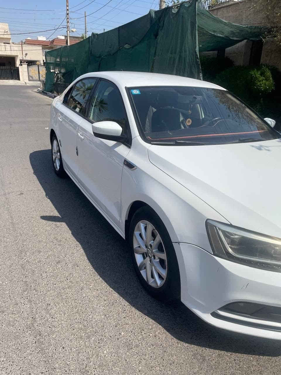 فولكسواكن جيتا موديل ٢٠١٥ مححرك ١٨٠٠ توربو بيه صبغ بالجاملغ الامامي الايمن مع الباب بدون ضربة يعني بجم كبس ايرباكت ماطاكة داخله مخمل بصمة تحكمات بالستيرن كامرة خلفية تبريد ثلج عارضه ١٣٠٠٠ دولار وبيه مجال للطيبين السيارة باسمي وهذا رقمي *********** بغداد, العراق
