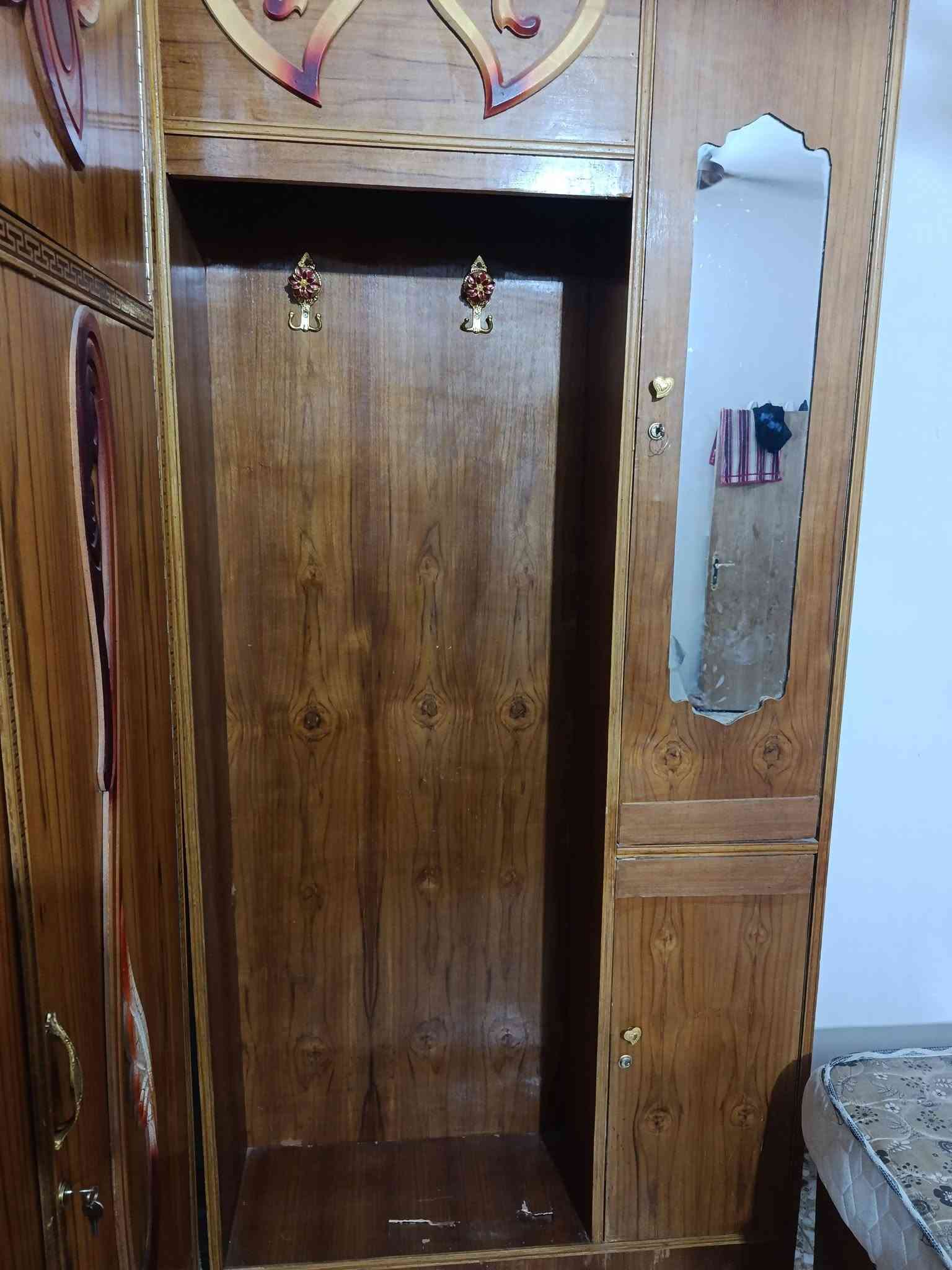 غرفه نوم للبيع استعماله 3 اشهر فقط محتاجين ع بيعتها ماخذيها 700يردوها ب350وبيه مجال بس التاج بدون جربايه
