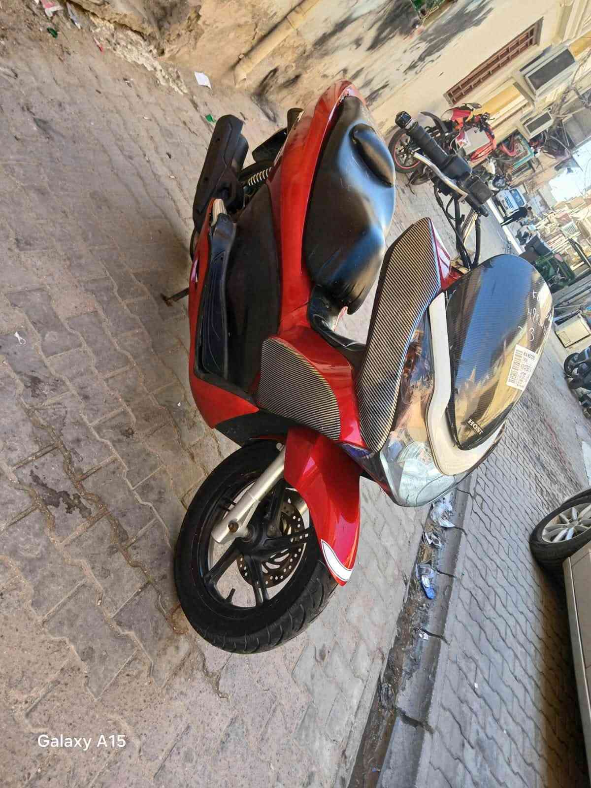 دراجه pcxجيل اول   دراجة  كلها ابلاديه شرط النضافه دراجة مال رمبه مال معرض المديل 2016 ماخذها رمبه اوراق المعرض موجوده يعني مو مال شارع السعر مليون و350الف 
حساس ازدحام كفاله عامه الدراجه على ايدي شوفت عينك ياباني الاصليJF جديده مكاني بغدادالكرخ اي استفسارالاتصال على رقم ***********

نص مكتوب في الصور:
- Galaxy A15
