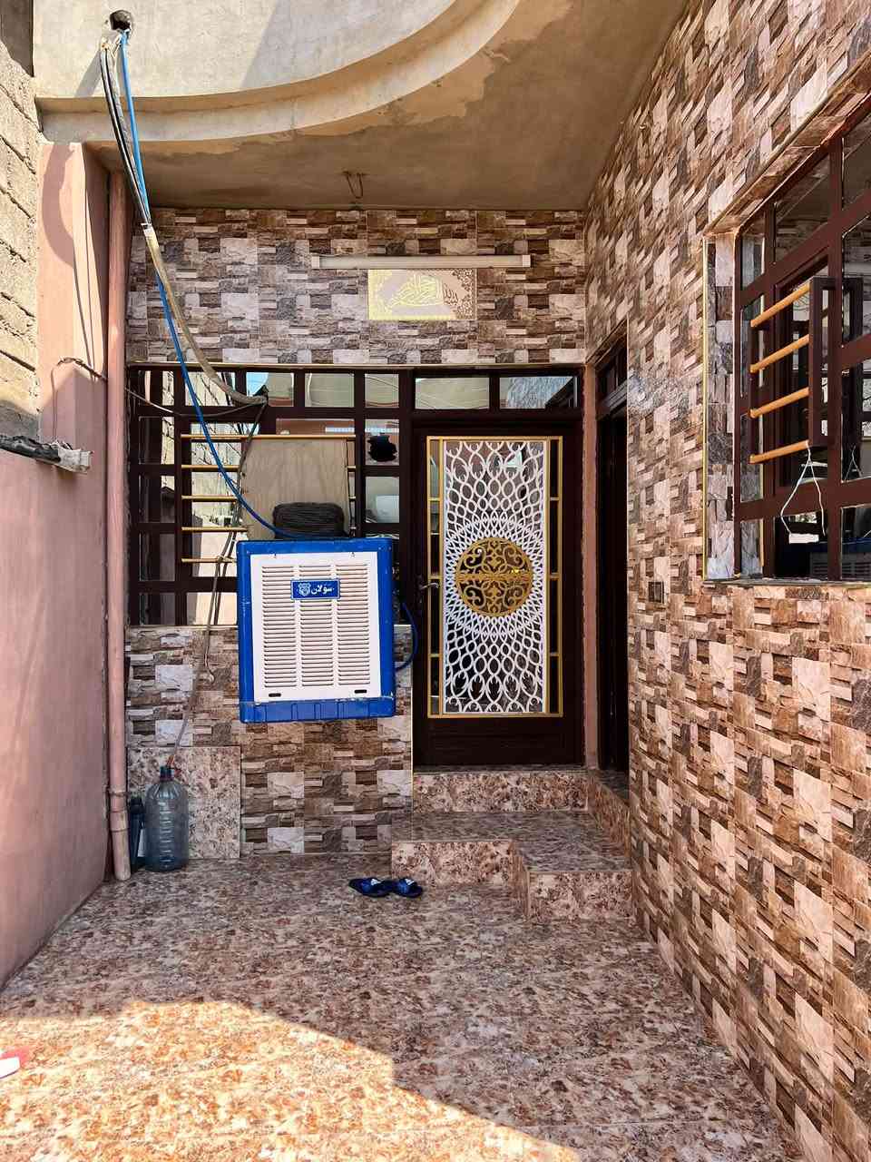 ‏دار للبيع في حي الانتصار 

شارع 30 قرب مدرسة المكارم

‏البيت مساحته 125￼ 🏠الواجهة 

خمسة والعم ق 25

‏ غرفتين مطبخ 

استقبال هول صحيات البيت للبيع التوصل رقم صاحب الدار 
￼ ***********
السعر 70بي مجال
