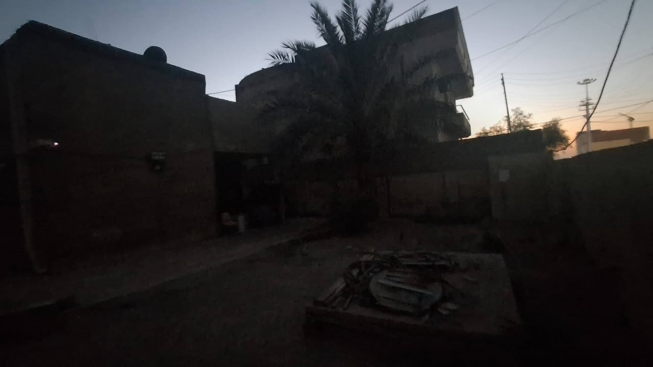 بيت بمساحة ٣٥٦ متر مربع طابو صرف بناء قديم الموقع حي المهندسين بظهر شارع المقيميين وقريبيين جدا على شارع الزبير مثل ما موضح بالصور المنطقة راقية وهادئة وناس هادئة وراقيه وخدمات وكلشي موجود بهالمنطقة سناتر مجمع طبي صيدليات الخ.... للأستفسار اكثر تواصلوا عالرقم *********** .
