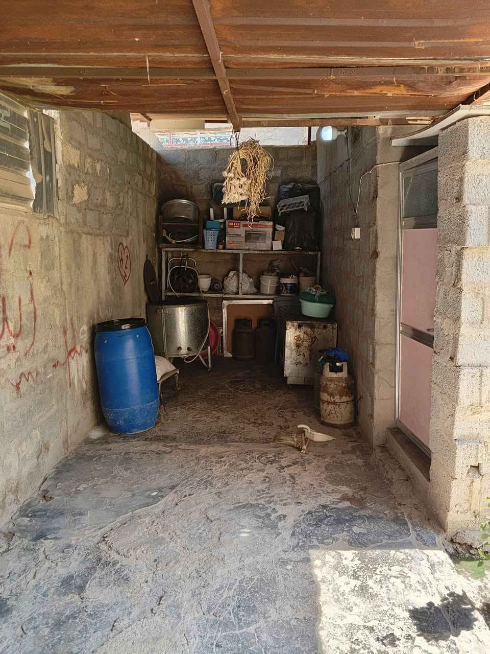 دار  للبيع المساحه 280 يحتوي على غرفتين نوم استقبال مطبخ  صاله صحيات كراج جبير حديقه زغيره خلف البيت كما موضح بل صور  العنوان قرب حولي ابو مهدي المهندس 
مي مجاري كهرباء عرض الشارع 8 متر 
جنس العقار عقد 117 الاستفسار لاتصال على الرقم ***********
