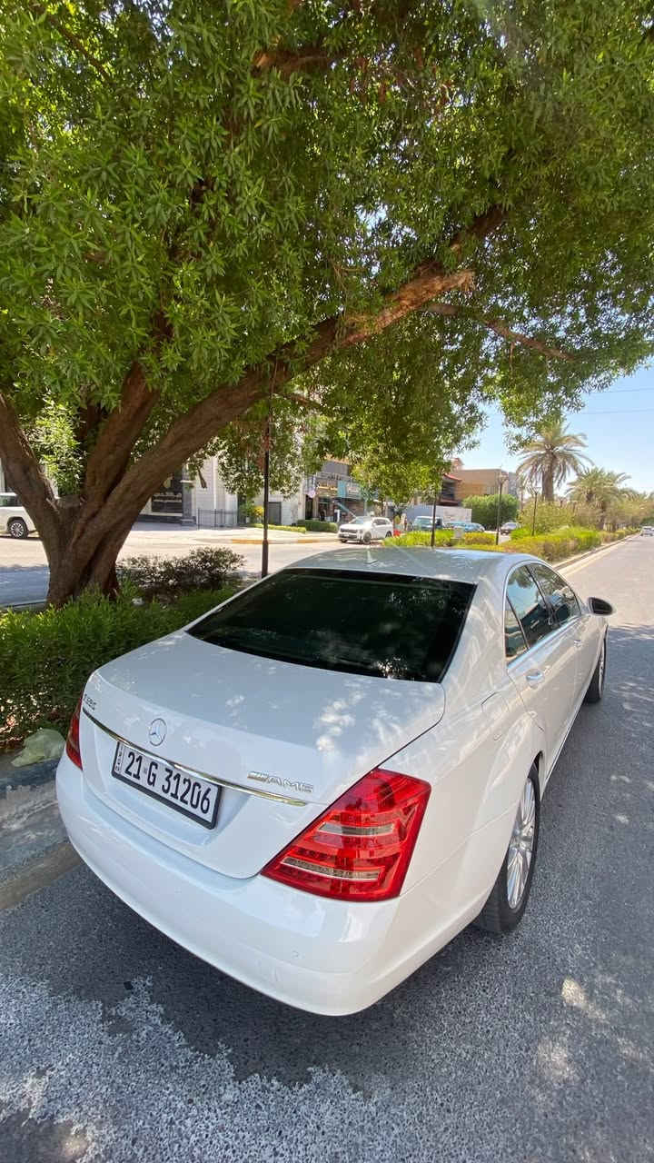 السلام عليكم.
مارسدس S350 اس كلاس محرك مرغوب سته سلندر  2008
السياره. كير محرك صدر  كله كفاله عامله  
السياره مصروف عليها و  بل حقيقه احلى من الصور بهواي 
مواصفاتها هيه رائاسي بعد 
كشنات جلد  تدفئه تبريد  تحكمات كهرباء 
تبريد ثلج 
حساسات امامي خلفي و كامره و بيها ميزه الركن التلقائي  
منضومه زنون 
سماعات منضومه اصليه  و دمامات 
السياره جكات تصعد تنزل و متحس بل طسات 
السياره تايرات جدد و وياله ميباخ اصلي نصبتها احلى من خواتها 
٣قطع تبريد و شاشه تحكم ماوس  و كلشي بل شاشه تتحكم بيها السياره نضيفه  و مابيها نقص  
 بيها صبغ مكانات ٥ قطع  اثر طخات و شخوط  السياره بدون حادث  
  للتواصل ***********  خابرني و اتدلل  مكان السياره اليرموك
