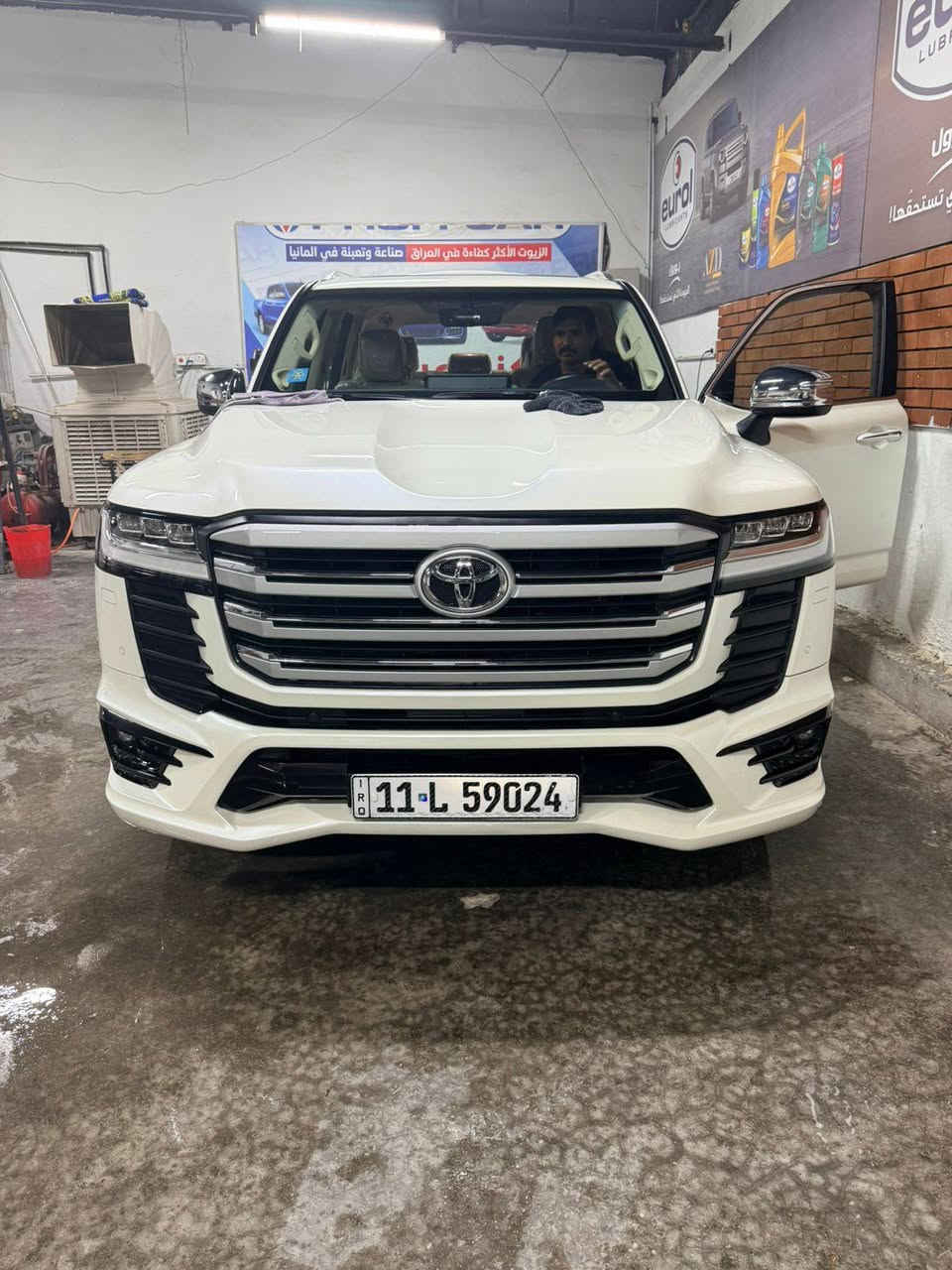 لاندكروز ساز ٢٤  vx تنفس طبيعي ماشي ٢٦ الف جديدة مكفولة كفالة عامة مغلفة ppf  اصلي  ١٠ طبقات ب  ٢٥ ورقة   امريكي وجام بولورايز السيارة على ايد وحدة من الشركة جديدة جدا صيانة دورية بالشركة واستخدام كلش قليل متطلع من الكراج للتواصل *********** موقعها بغداد شارع فلسطين السيارة باسمي وتحويل ثاني يوم

