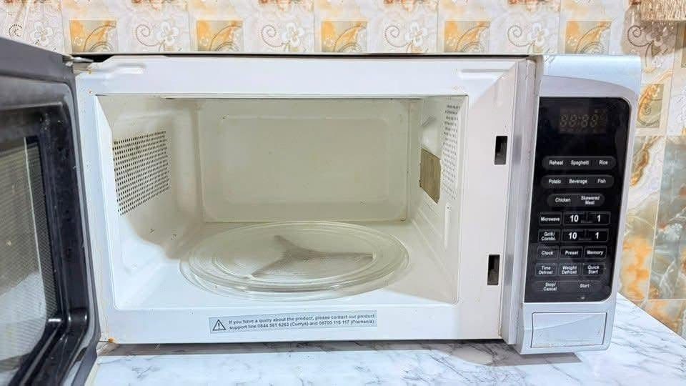 مايكرويف من ماركة Logik
بدون اي ضرر و نظيف جداً ، 
تسخينه فوق الممتاز 
وبي اكثر من خيار للتسخين والتذويب 
قياساته :
عرض 50 سم
ارتفاع 25 سم
طول 33 سم
السعر 60 الف
للاستفسار واتساب ***********
العنوان ؛ الناصرية حي اور
