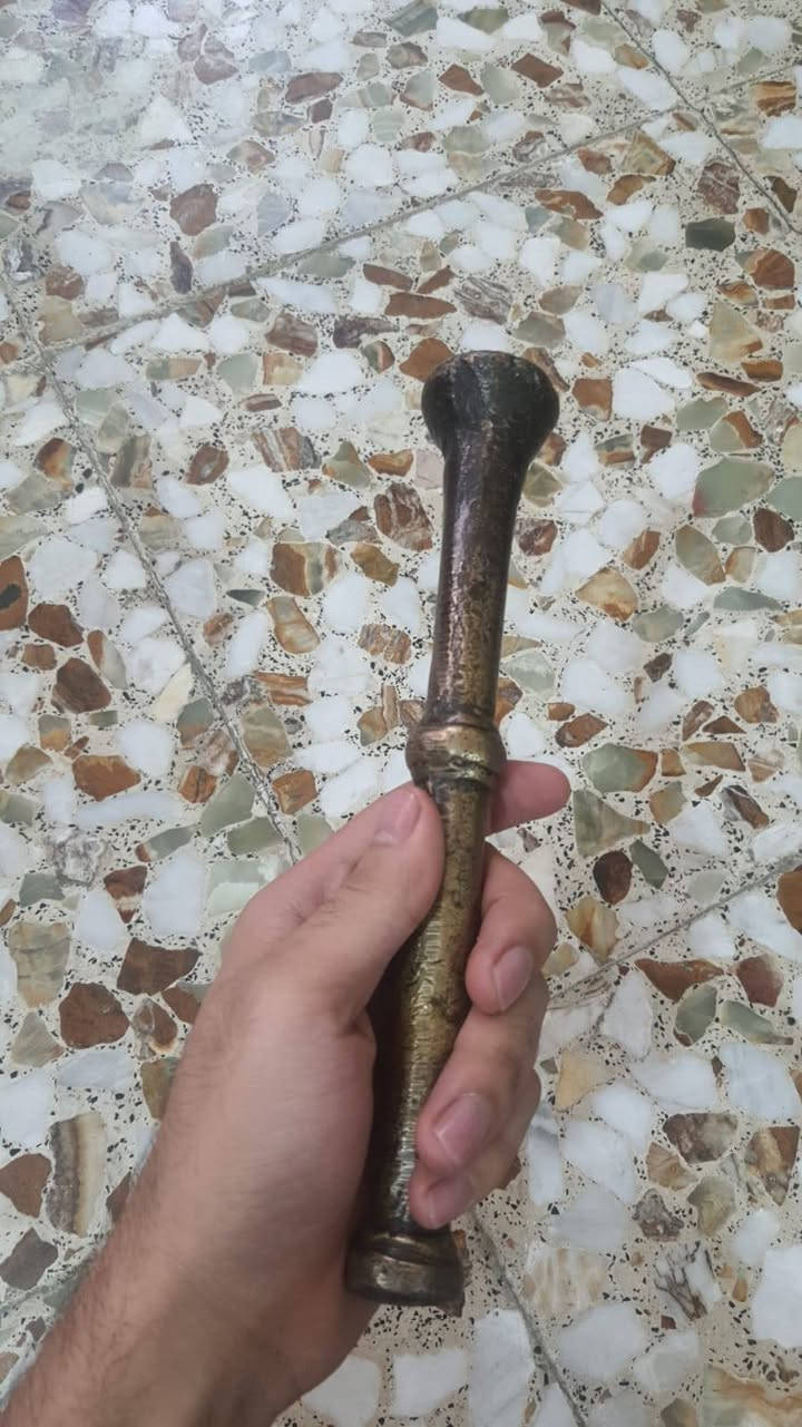 السلام عليكم يده مال هاون  قديمه كلش  طولها ربع متر  وزنها بحدود الكيلو  قيم وخذ  *********** وتساب
