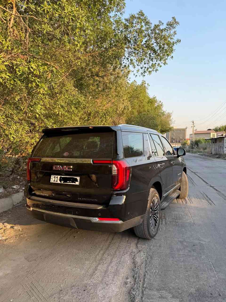 سلام عليكم
جمسي يوكن الفيشن 2025 
ا GMC Yukon ELEVATION 2025 

مكفوله كفاله عامه
مغلفة ppf 
 خليجي وكالة المنصور 
 ماشيه 21 الف الف كيلومتر  

 موديل 2025

 حجم المحرك 5.3 V8 

 مفتاح التشغيل بصمة  

 تشغيل عن بعد 

 دفع ثنائي RWD

حساسات أمامية 

حساسات خلفية 

لايت زينون + LED 

 دخول بصمة ذكي 

 حجم الاطار R20 

 اشارة في المرايا الجانبية وكهرباء 
 ا ABS 

 دشبول شاشة ديجيتال 

 شاشة Apple Car play 

 سماعات سستم صوت شركه BOSE

 كاميرا دوارة 
لانارة الداخلية LED  

 مثبت السرعة Cruise 
 المودات والاوامر الصوتية 
 ا Bluetooth / T YPCE 

مخرج منفذ الطاقة 

السياره بعدها بحاله الزيرو

رقم بغداد بأسمي 

مكان السياره بغداد شارع فلسطين

واي استفسار ***********
