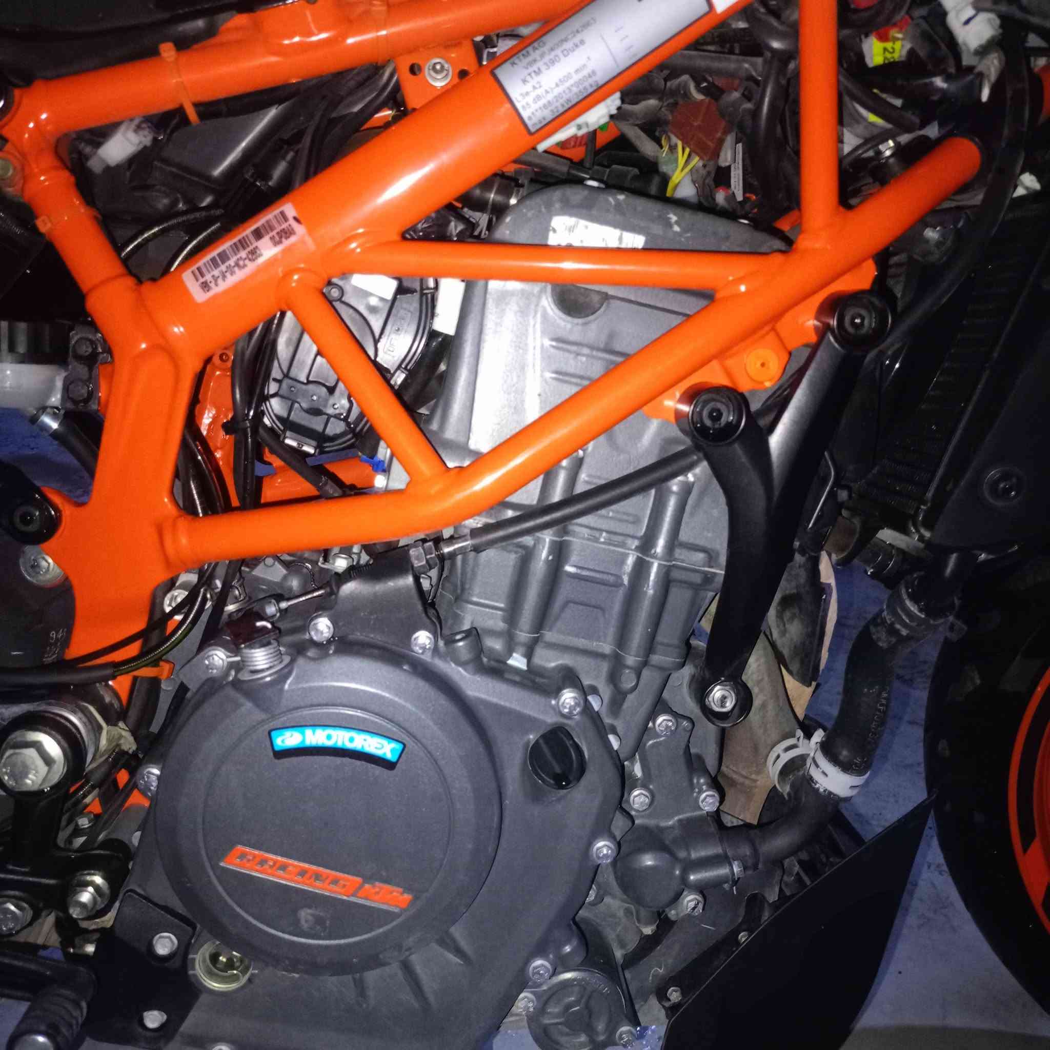 KTM DUKE 390CC 2022 نازله ب2023
ABS أمامي وخلفي 

Traction control 

Quick shifter 

الممشى : 4 ألف كيلو متر فقط

الصناعة : أوروبية نمساوية 

ناقل الحركة : تسلسلي م 6 كير

نظام التبريد : سائل تبريد

نظام الوقود : حقن وقود إلكتروني ( نوزل ) 

إضاءة : LED 

شاشة العرض : TFT ملونة بالكامل 

سعة خزان الوقود : 13 لتر تقريباً 

سنوية ورقم بغداد مميز + الدراجة مكفولة كفالة عامة محرك وگير وكهربائيات وعقول 

هدية خوذة intense أصلية + فلتر شوتة + فلتر بانزين 

السعر الكلي : 4.500.000 وبيها مجال الدراجه جديده

الرقم : ***********
مكلف بالنشر اخوتي
