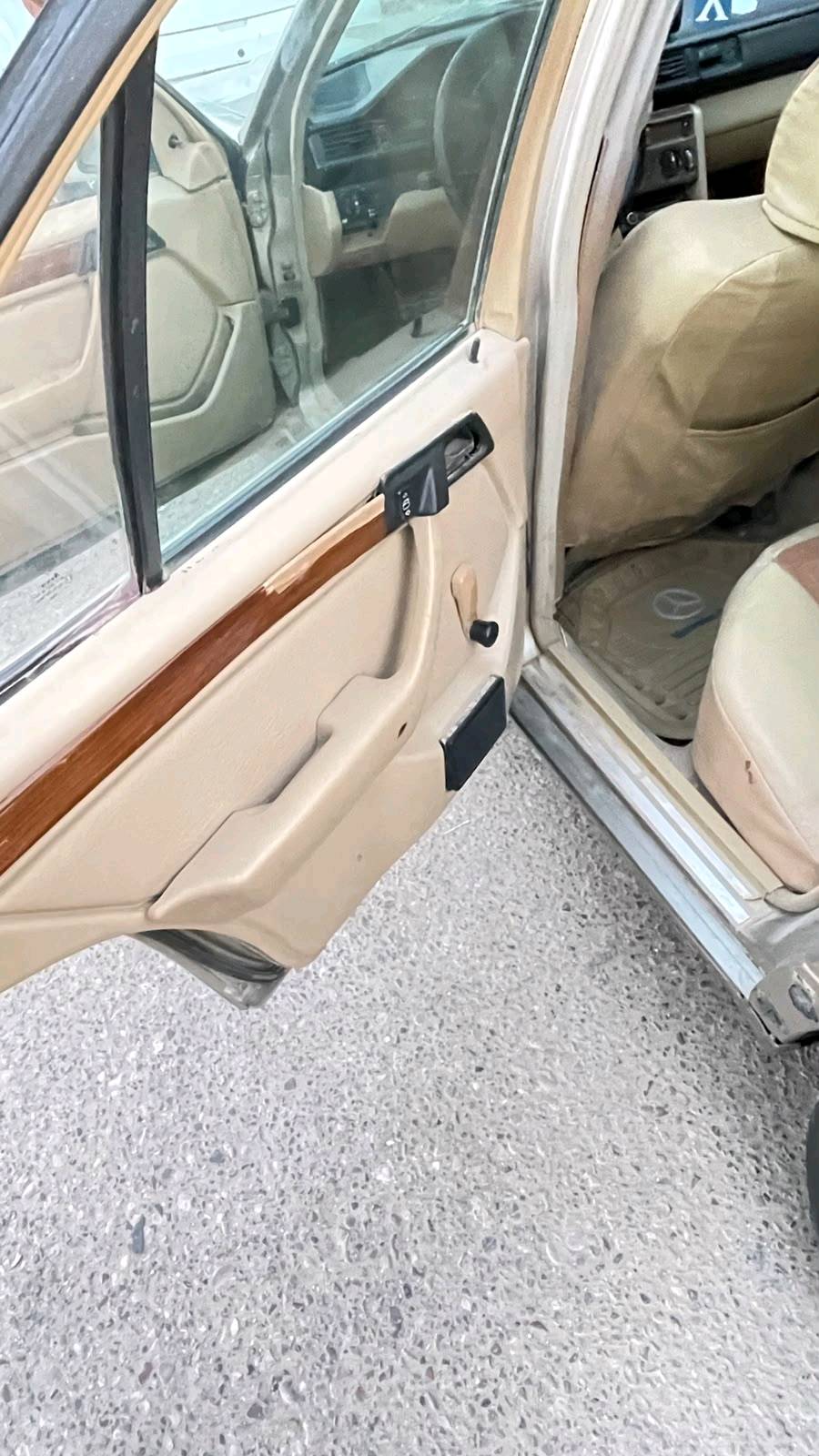 مارسدس دب مديل  89 ضربته فقط الباب الخلفي جهة العبري قواعد وحده سليمه وثانيه طاكه وتاركه ما معمره رقم بغداد انكليزي 
***********
سعر ٥٥ وبيه مجال قليل