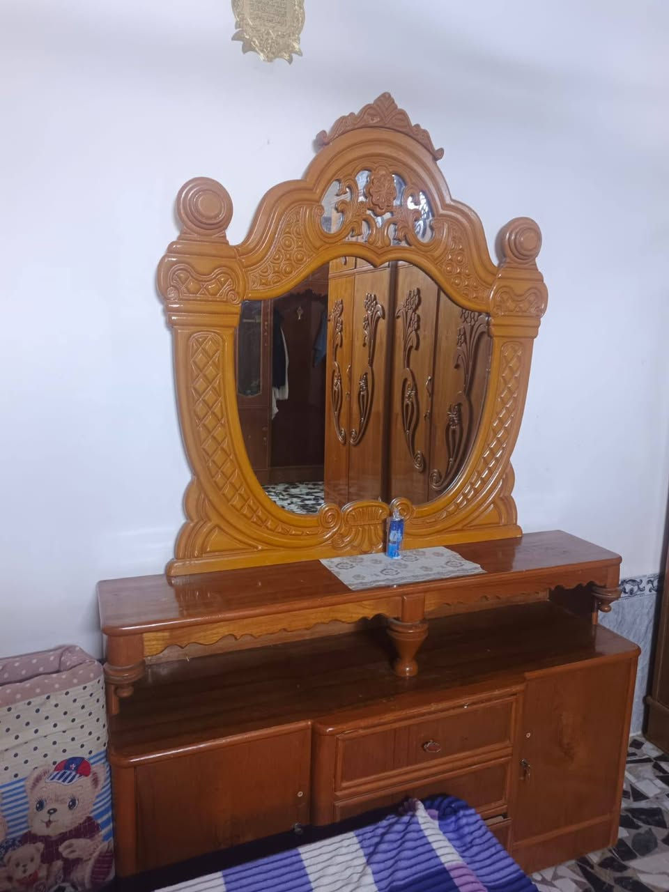 للبيع غرفه اخشاب نظيفه جداً تفصال وجه وكفه صاج الشراي يتصل السعر مليون. ت. ***********
