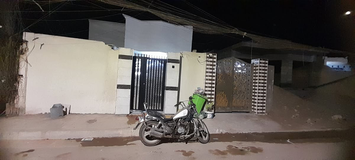 بيت معه مشتمل سند طابو 
موقع البيت شارع مندي وتنور كامل مكمل السعر ١٣٥ وبي مجال قليل اتصل وتدلل ***********
