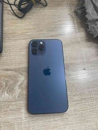 12pro max بطارية 77 ذاكرة ٢٥٦ جهاز ممفتوح رايدة ٤٠٠ وبي مجاب قليل مكان...